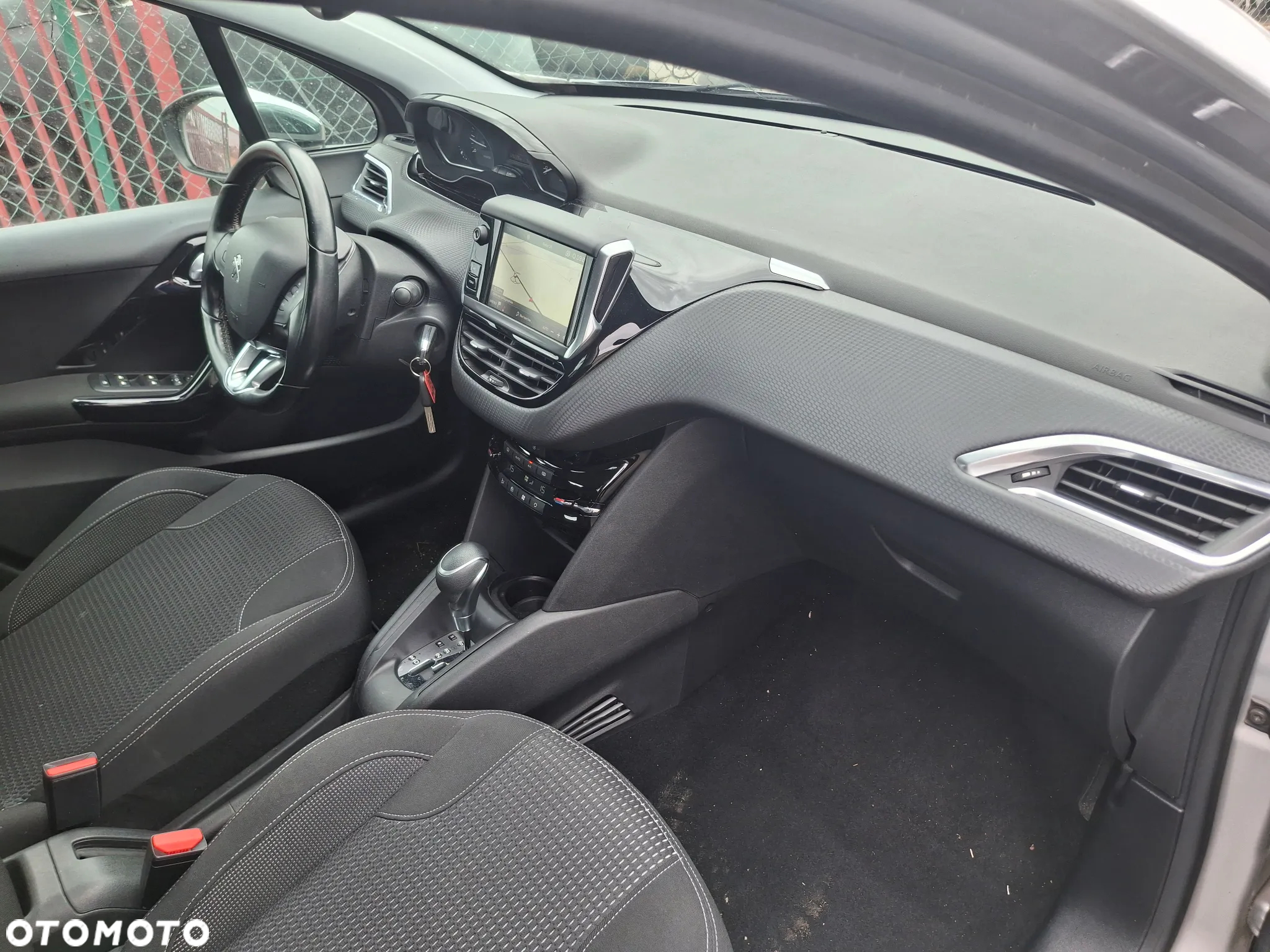 Peugeot 208 - 8