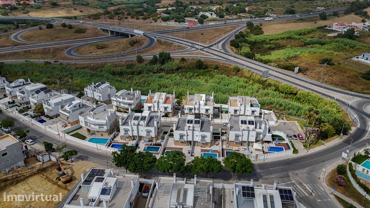 Moradia T3 com piscina, jardim e garagem box, na Caparica - Grande imagem: 2/50