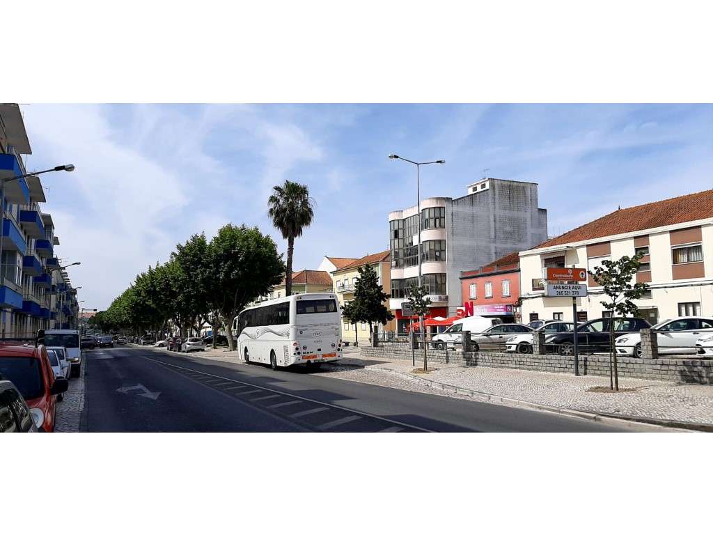 Pinhal Novo CENTRO: TUDO À MÃO! Logradouro e anexo. Elevador interi... - Grande imagem: 2/7