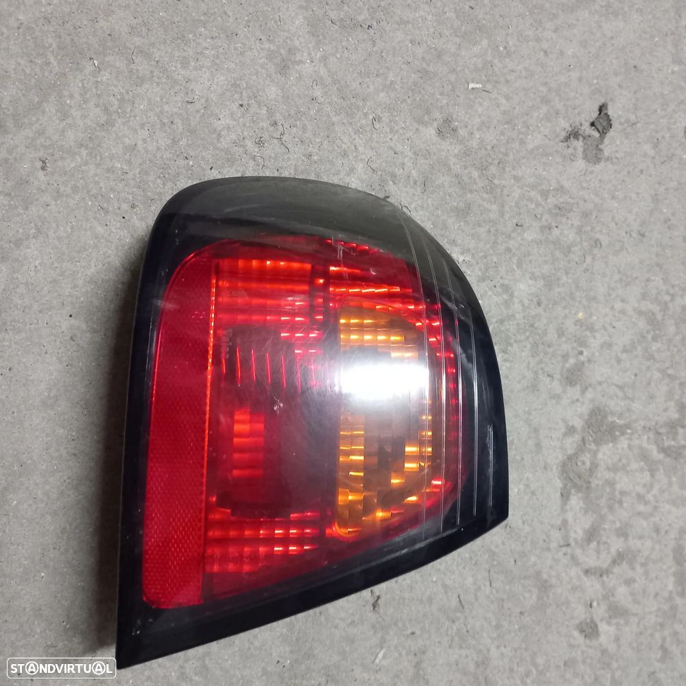 Farol traseiro lado condutor nissan primera p11 carro 4 portas - 1