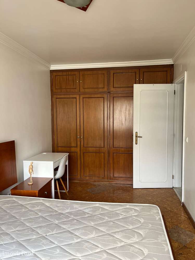 Quarto Espaçoso com Smart TV – Alfornelos (a 5 min do Metro e Colombo) - Grande imagem: 2/4