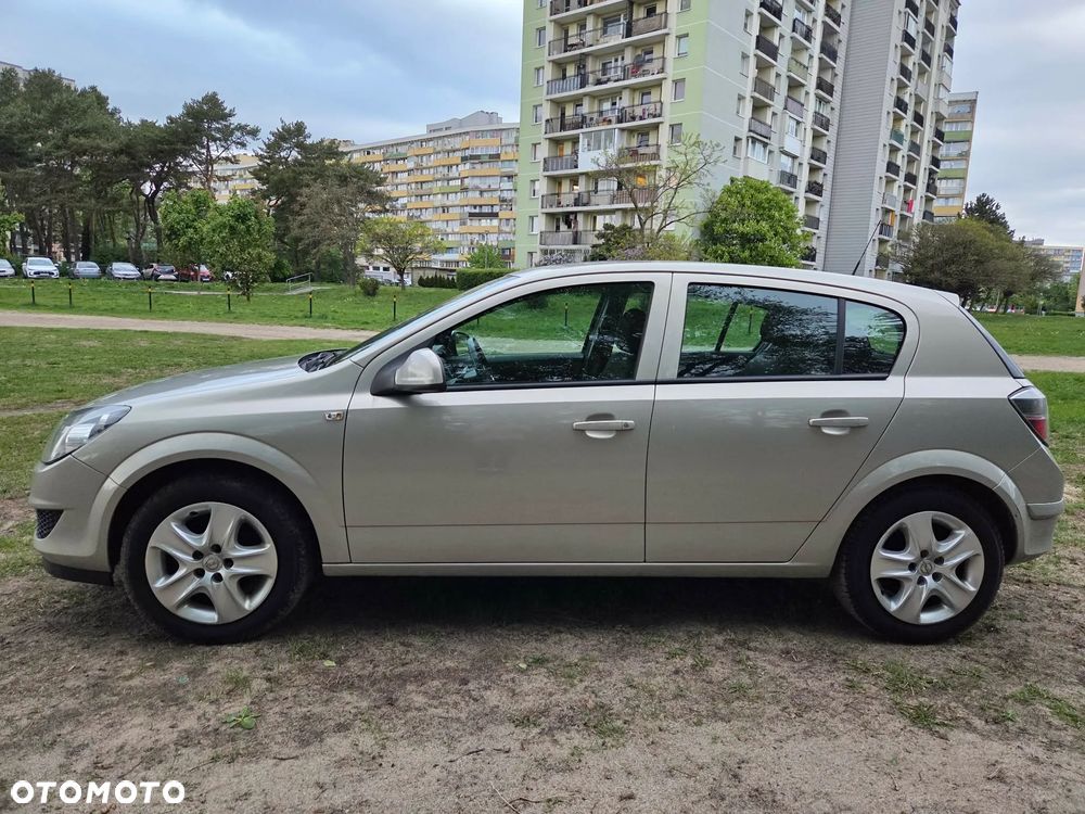 Opel Astra 2011 photo 3