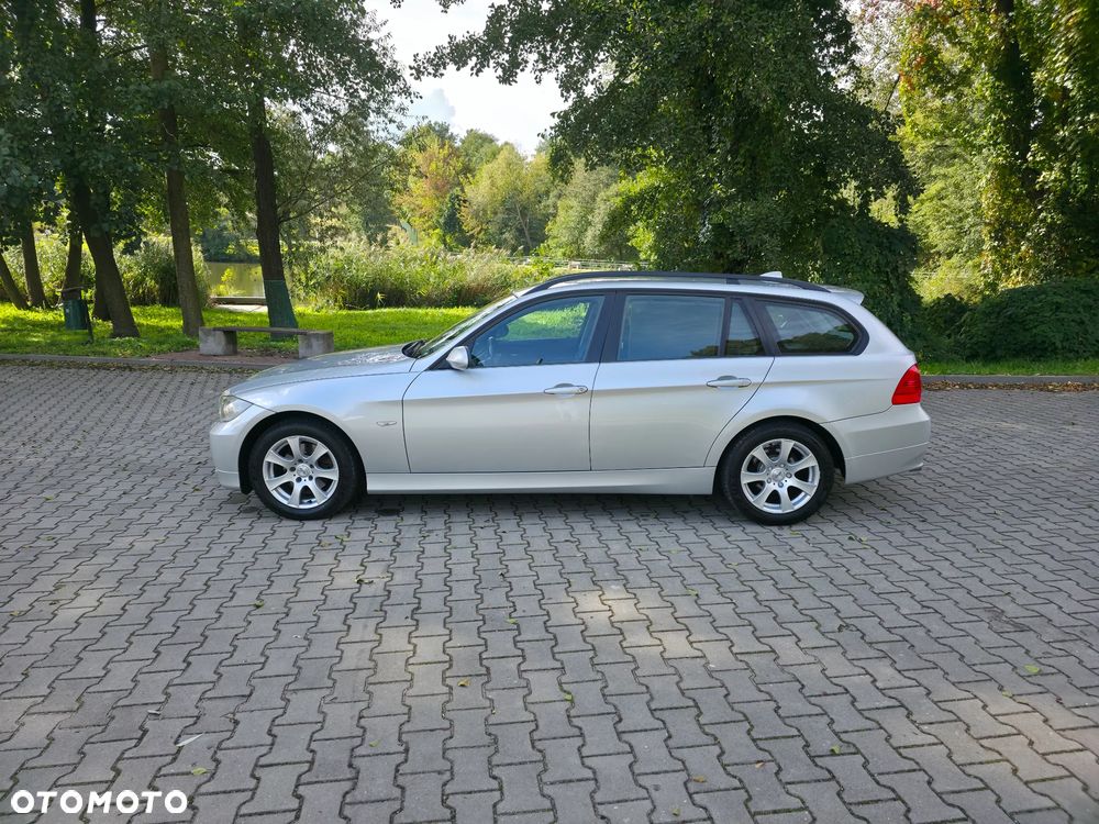BMW Seria 3 318i Touring - 10