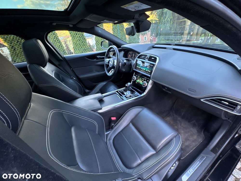 Jaguar XE 2.0 D180 AWD R-Dynamic HSE - 38