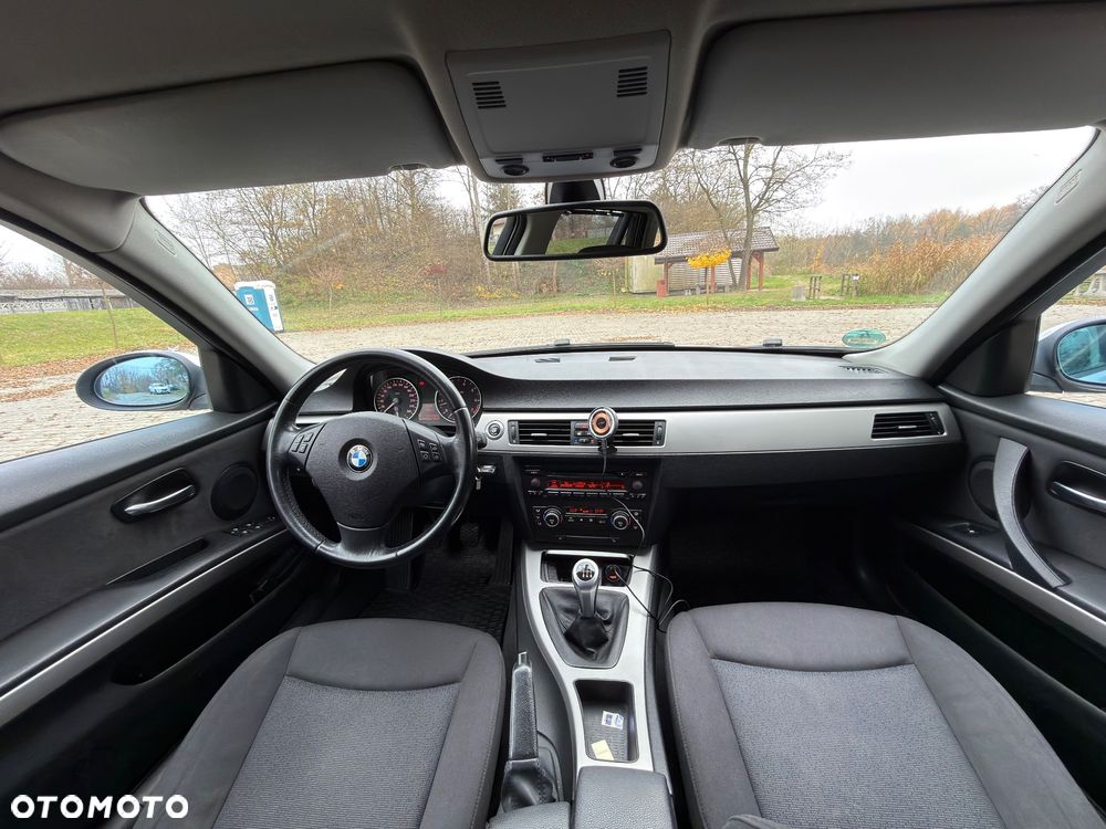 BMW Seria 3 318i Touring - 23