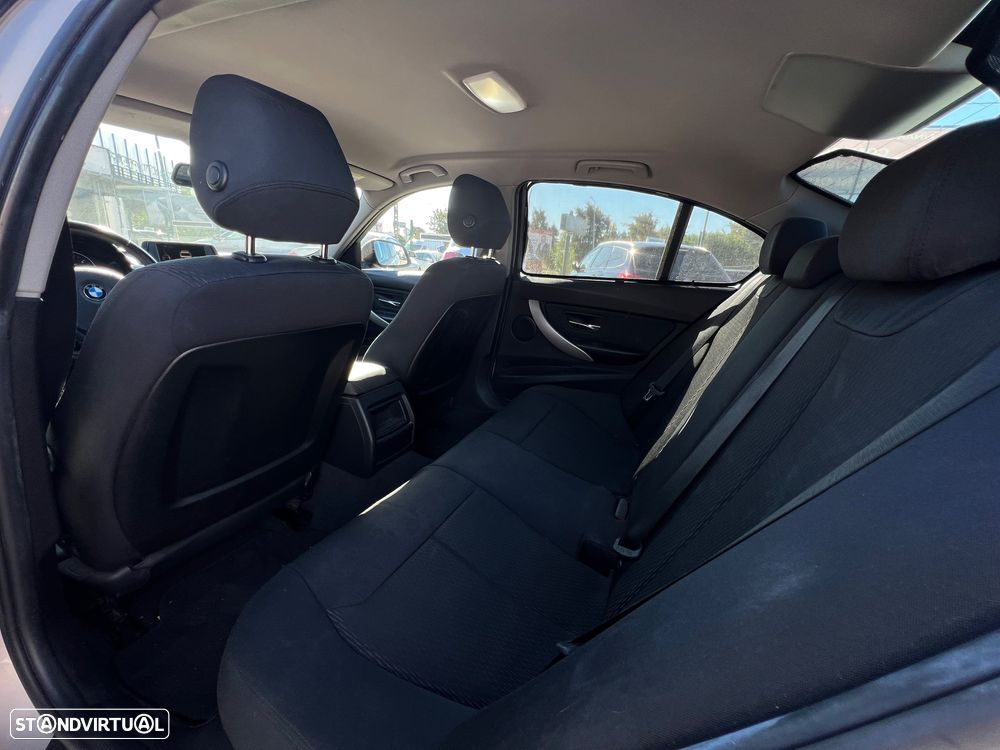 BMW 320 d EfficientDynamics Auto - 11