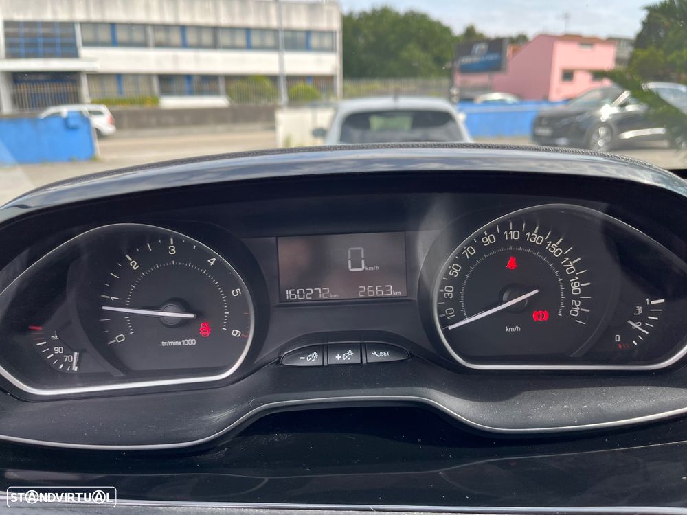 Peugeot 2008 1.5 BlueHDi Signature - 32
