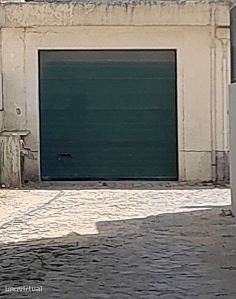 Garagem com acesso direto à rua - Grande imagem: 2/4