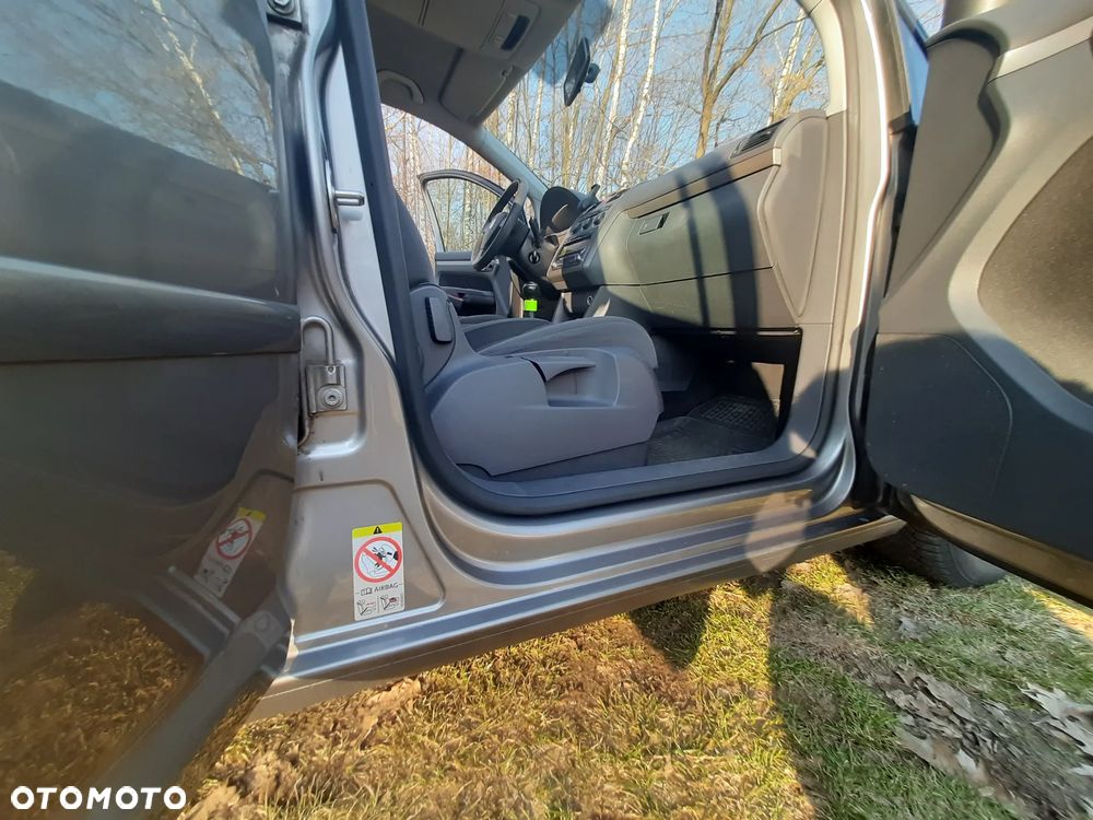 Volkswagen Touran - 13