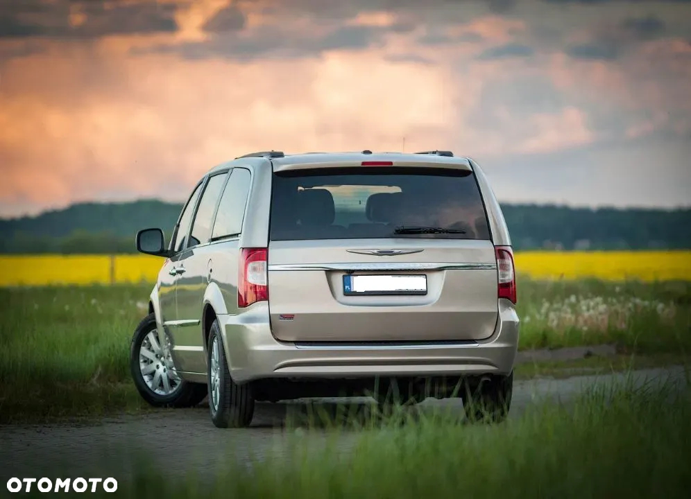 Chrysler Town & Country - 7