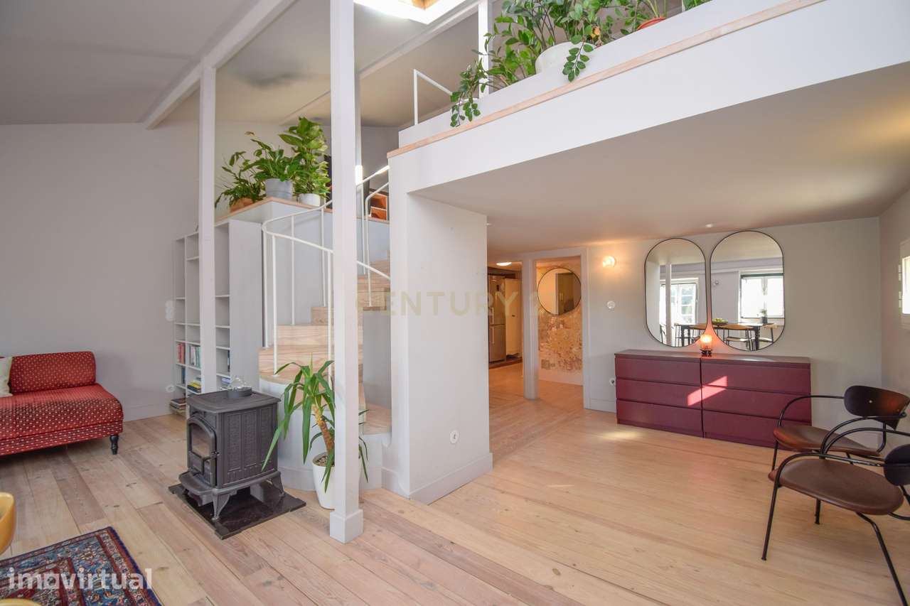 Apartamento com mezzanine e potencial de reconversão na Estrela - Grande imagem: 2/18