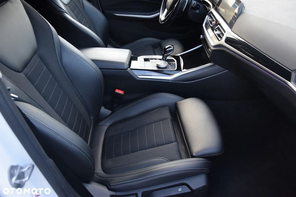 BMW Seria 3 320d xDrive Luxury Line Purity sport - 29