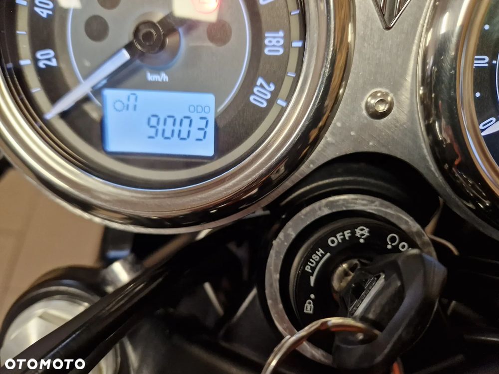 Triumph Bonneville - 8