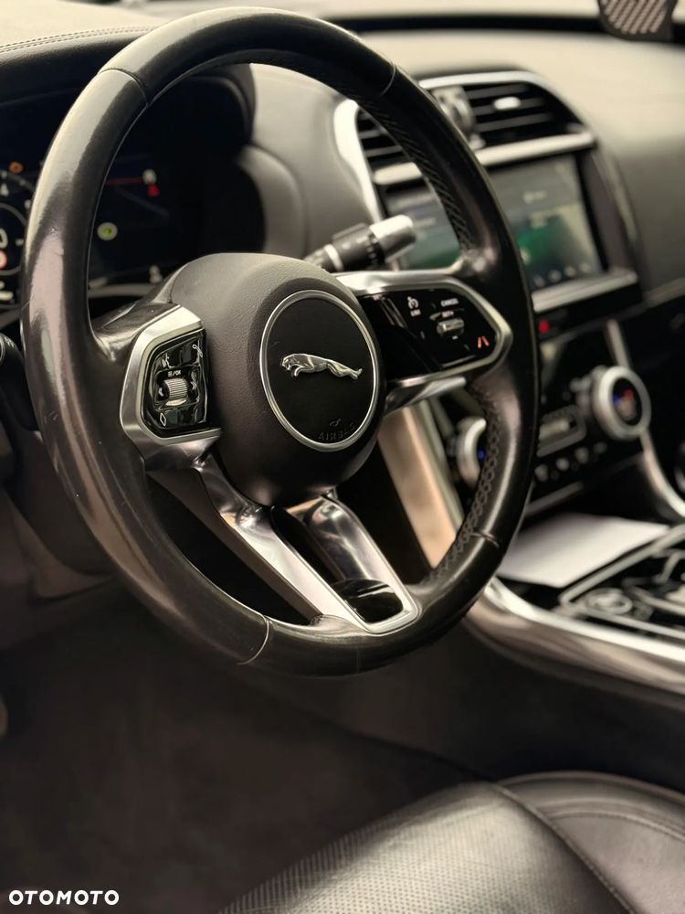 Jaguar XE 2.0 P250 R-Dynamic SE - 6