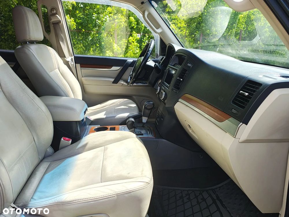 Mitsubishi Pajero - 27