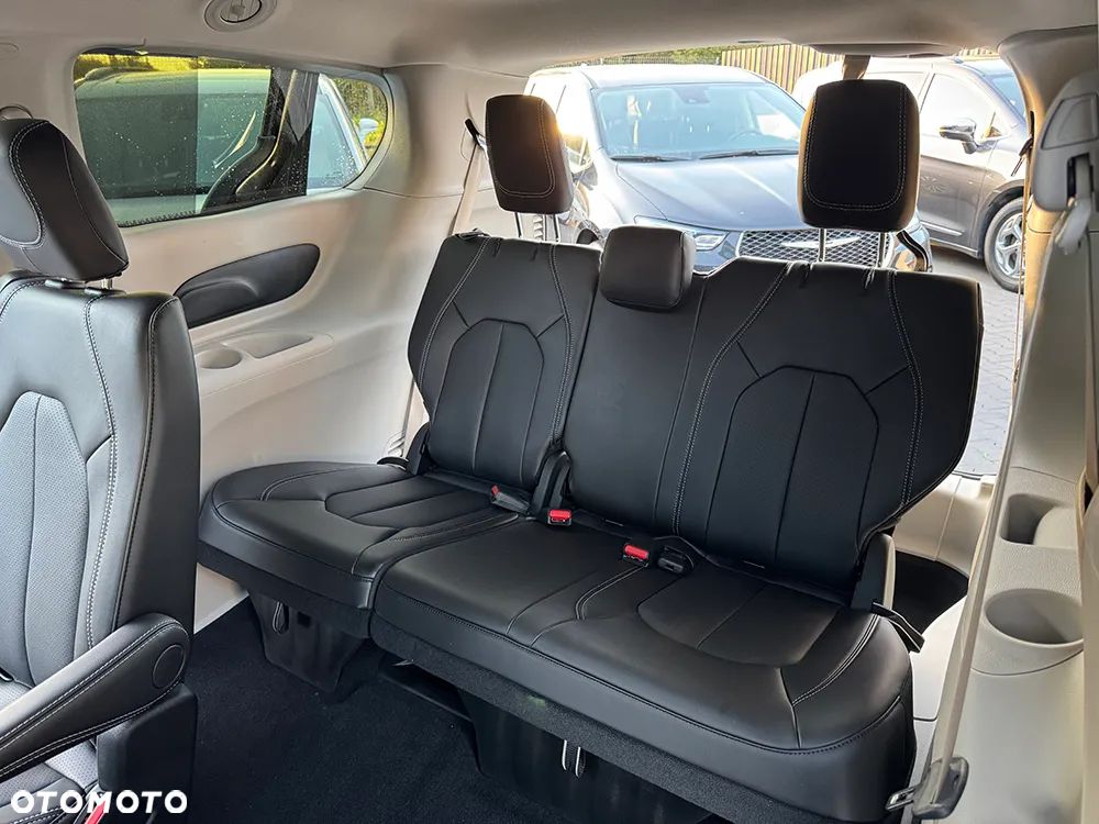 Chrysler Pacifica - 27