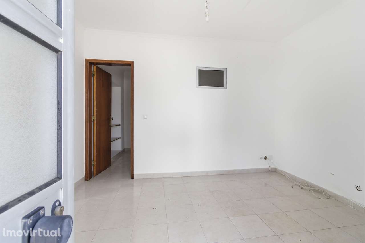 MORADIA T2 C/ LOGRADOURO EM VILA NOVA DA RAINHA - Grande imagem: 2/14