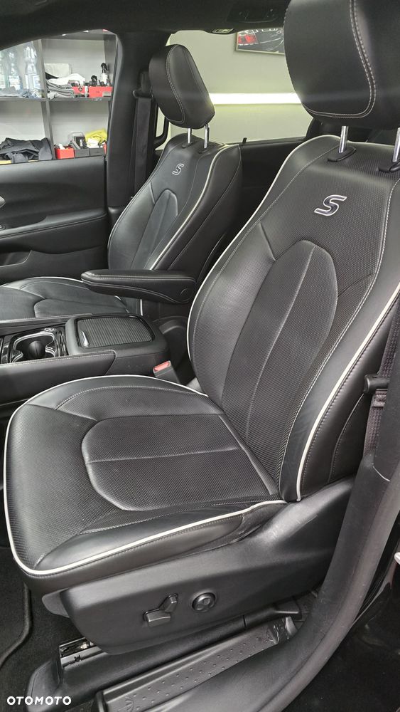 Chrysler Pacifica - 16