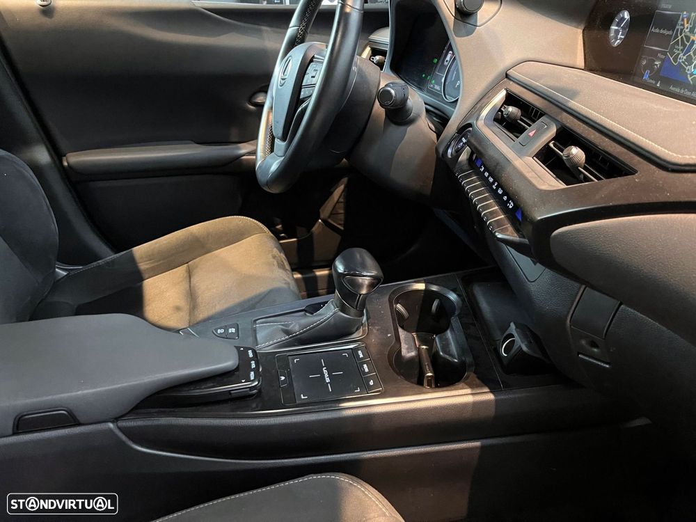 Lexus UX 250h Business - 27