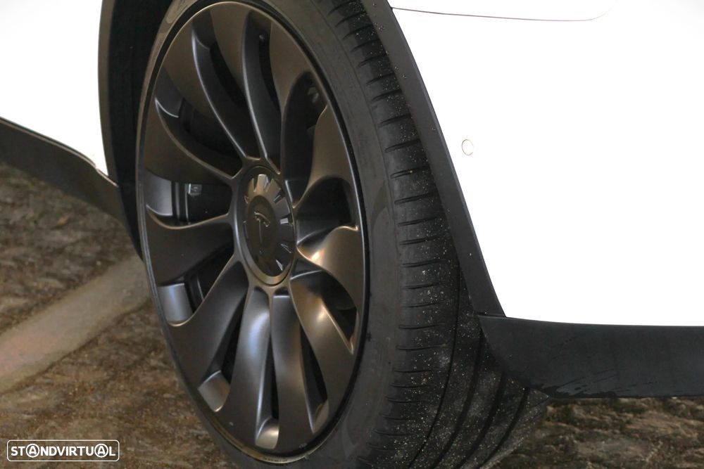 Tesla Model Y Long Range Dual Motor AWD - 17