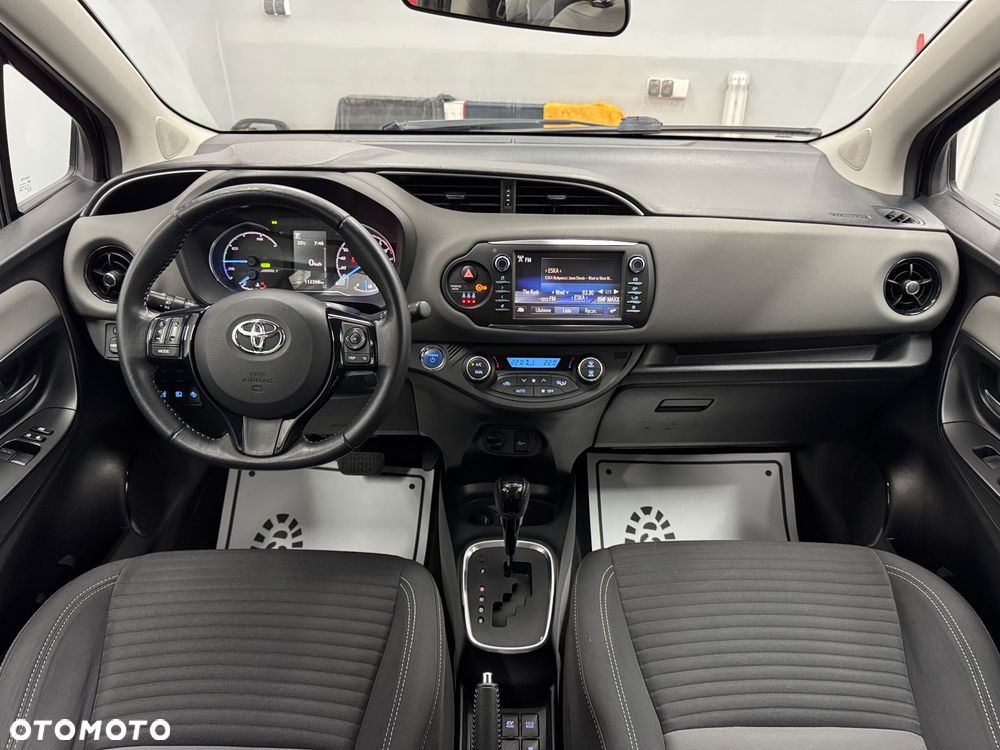 Toyota Yaris Hybrid 100 Business Edition - 10
