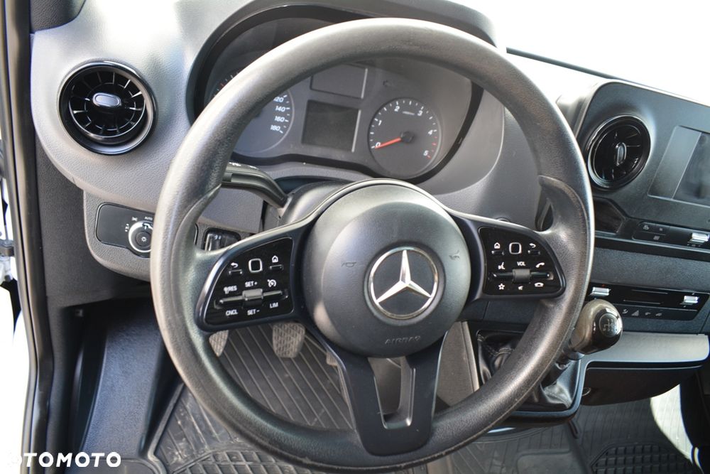 Mercedes-Benz Sprinter 907 319 CDI - 24
