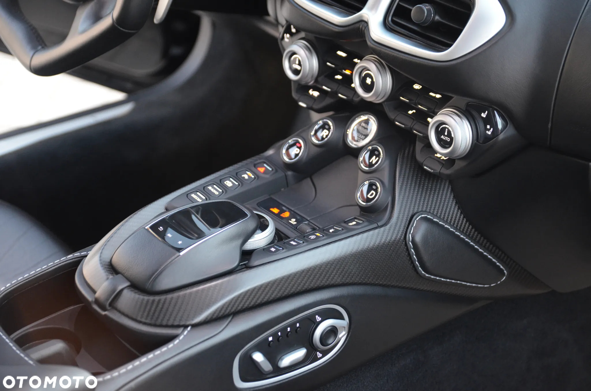 Aston Martin V8 Vantage Standard - 32