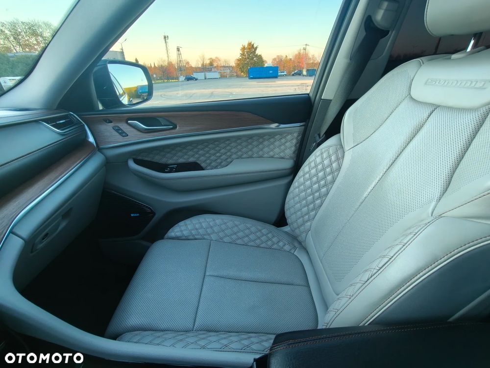 Jeep Grand Cherokee - 26
