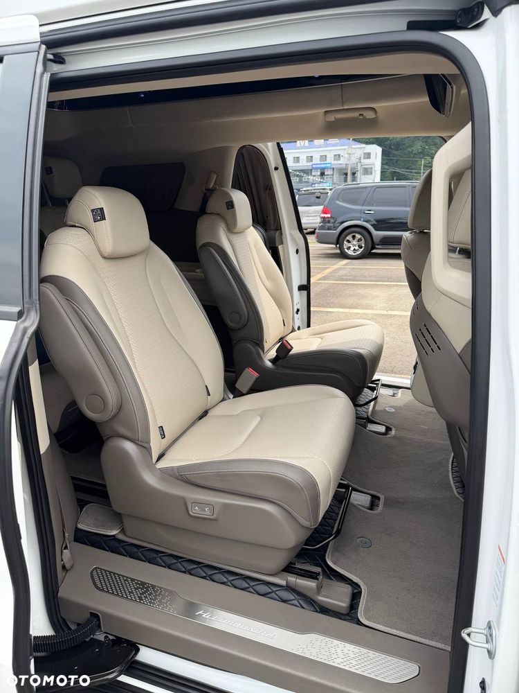 Kia Carnival - 32