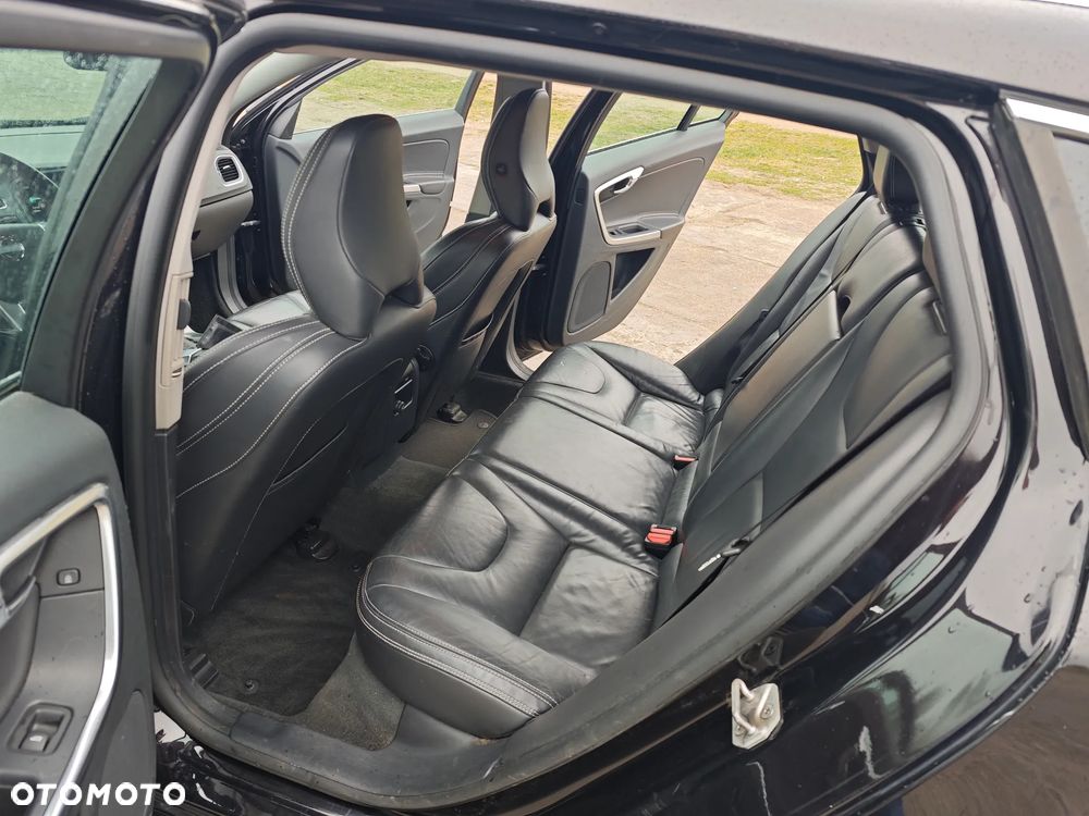 Volvo V60 D6 AWD Plug-in Hybrid R-Design Summum - 20