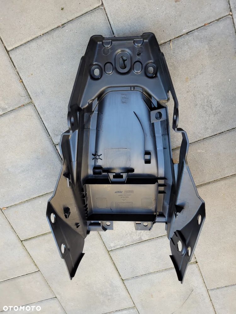 Wypełnienie zadupka, nadkole KTM Duke 125 - 1