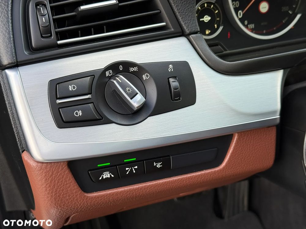 BMW Seria 5 525d Luxury Line - 29
