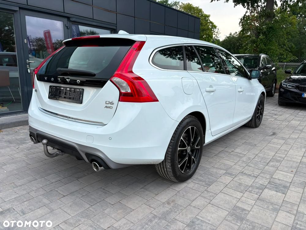 Volvo V60 D6 AWD Plug-in Hybrid R-Design Momentum - 8