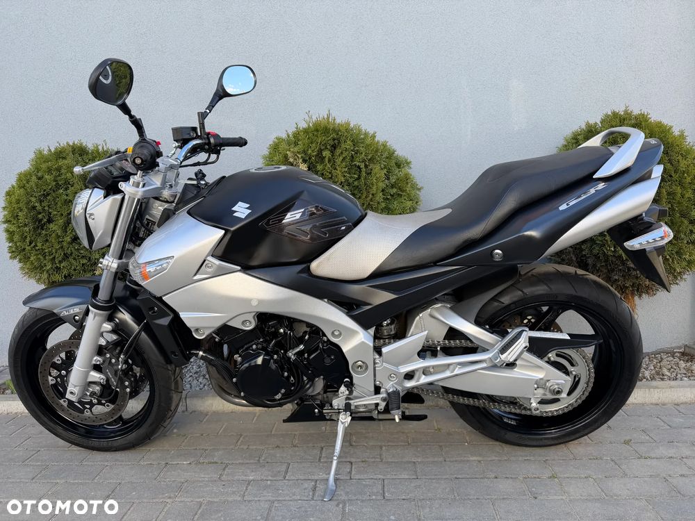 Suzuki GSR - 8