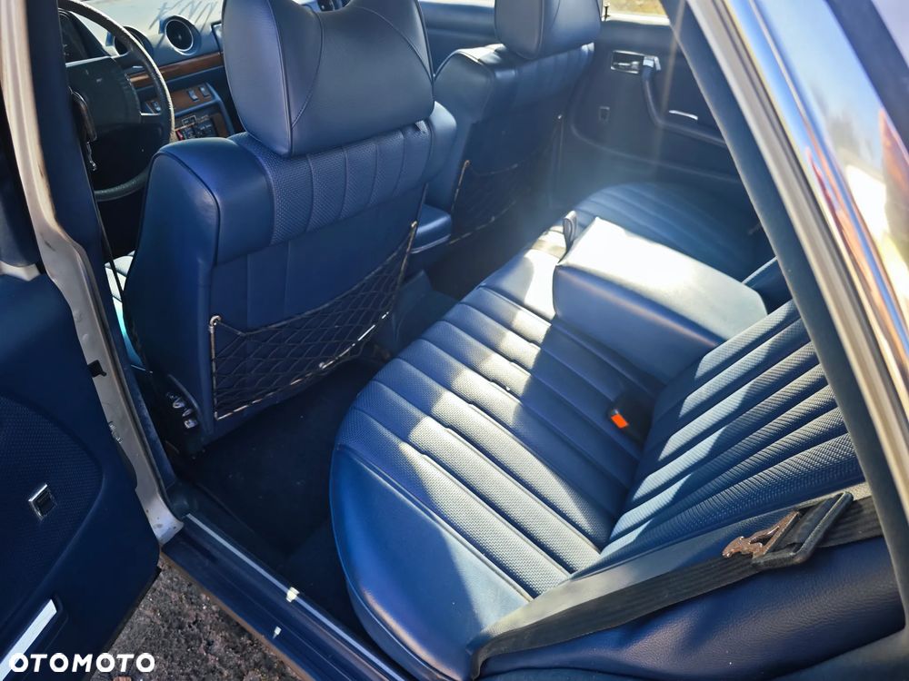 Mercedes-Benz W123 - 12