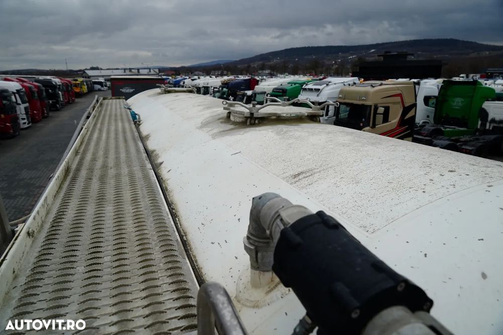 Feldbinder REMORCA CIMENT / 2 COMPARTIMENTE / 37.000 L / SILOC / PENTRU MATERIALE VRAC / JANTE DIN ALIAJ - 14