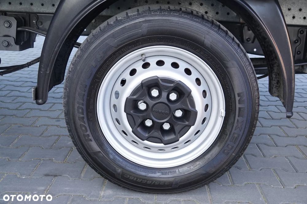 Iveco DAILY 35-160 / 3.0 D / KONTENER 4,3 M / WINDA 750 kg  / BLIŹNIAK   DMC: 3500 KG /  2021 / SPROWADZONY - 23