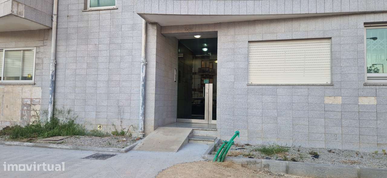 Apartamento T2 com lugar de garagem, localizado na zona do Viso - Grande imagem: 3/22