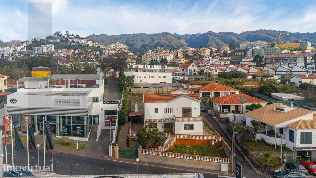 Moradia T5 com 332 m2 construção num amplo  lote de 1208m2. Funchal - Grande imagem: 3/15