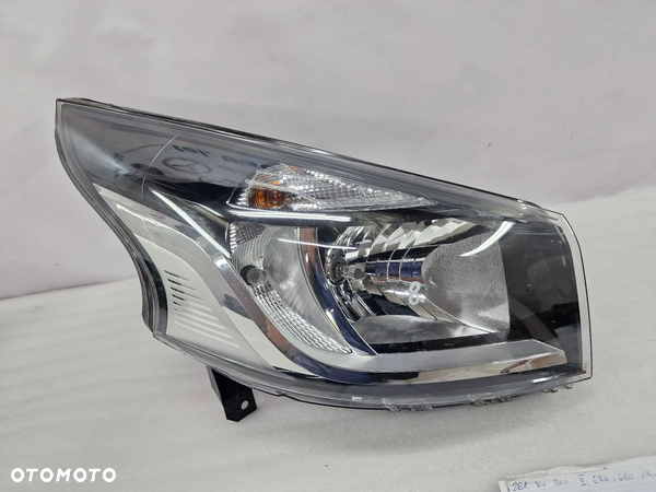 RENAULT TRAFIC 3 III PRAWA ZWYKŁA LAMPA PRZEDNIA PRZÓD , NR 260105469R , NR AUKCJI LA8
