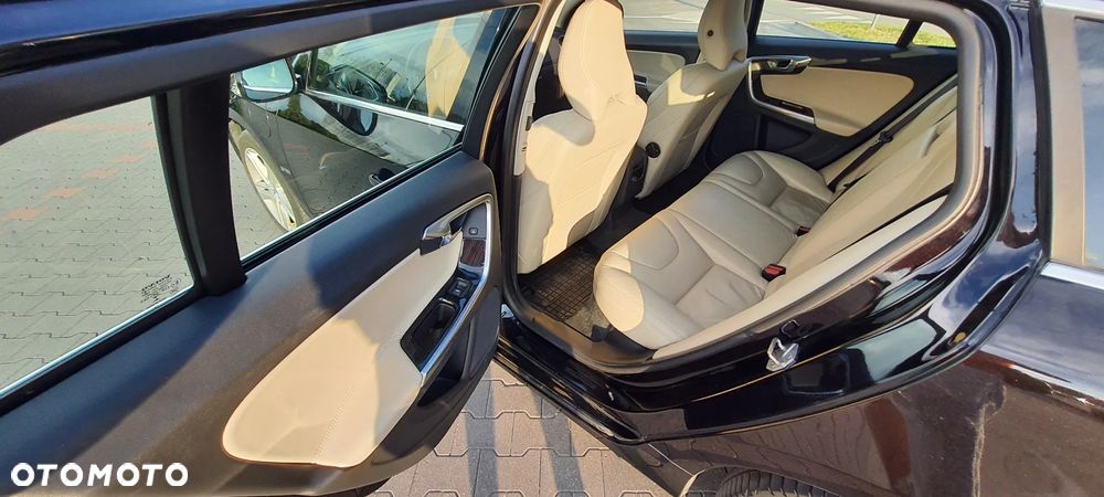 Volvo V60 D6 AWD Plug-in Hybrid R-Design Summum - 13