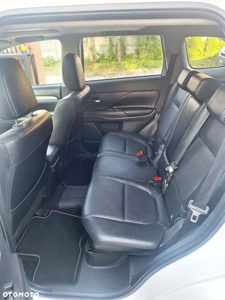Mitsubishi Outlander 2.0 4WD Plug-In Hybrid - 12