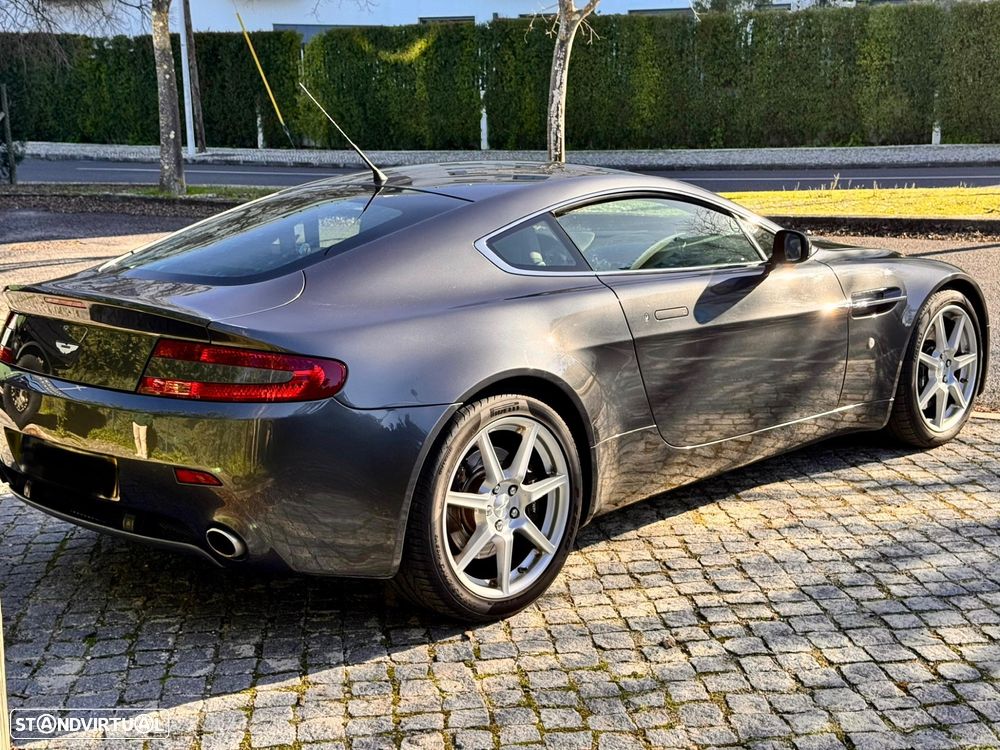 Aston Martin Vantage Coupe - 17