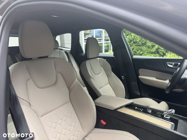 Volvo XC 60 B5 B AWD Plus Dark - 20