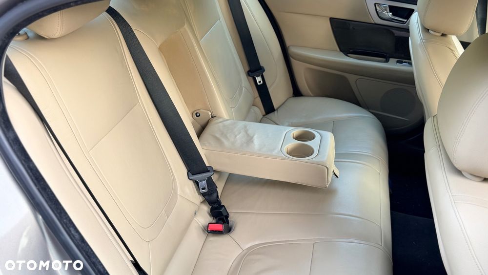 Jaguar XF 2.2 D - 9