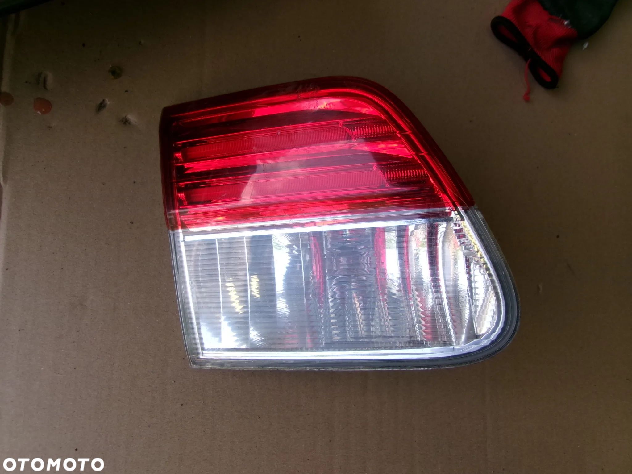 LAMPA LEWA TYŁ Z KLAPY AVENSIS T27 12-14 KOMBI EU - 1