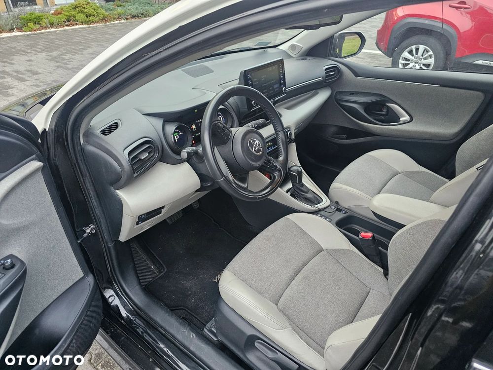 Toyota Yaris Hybrid 100 Selection - 11