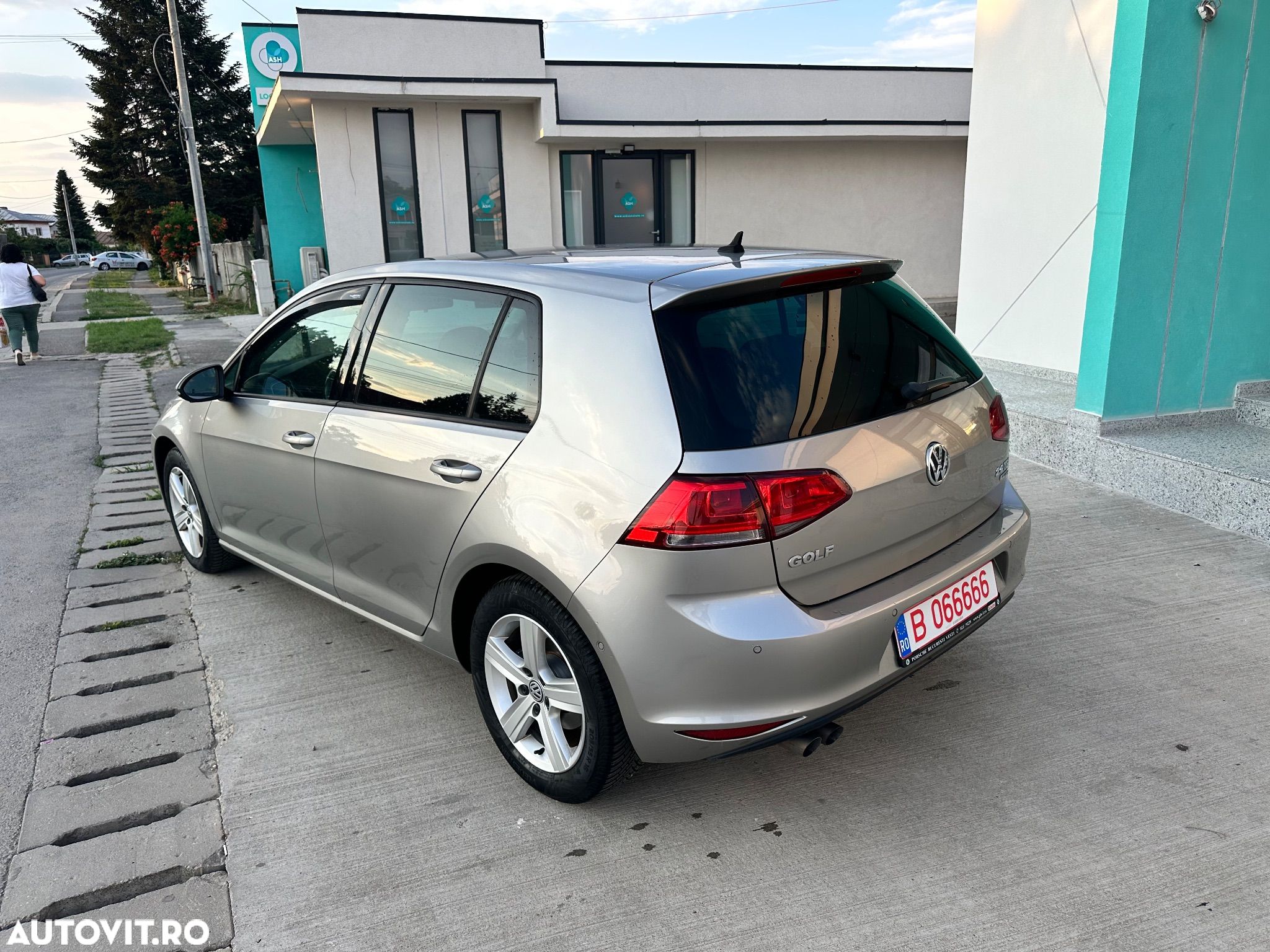 Volkswagen Golf 2.0 TDI BlueMotion Technology Highline DSG - 1