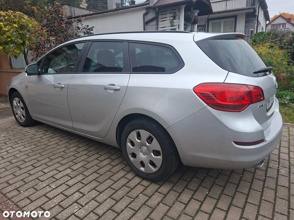 Opel Astra 2011 photo 4