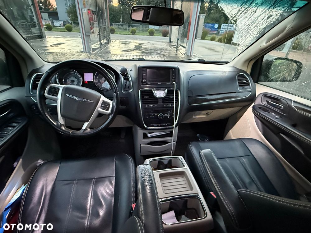 Chrysler Town & Country - 10